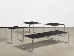 Vier Sofatische "B-9"-"Laccio" in verschiedenen Größen by Knoll International, Stahlrohr, verchromt, Tischplatten aus schwarz lackiertem Holz, sold Jan 2025