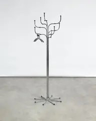 Fritz Hansen, Garderobenständer "Coat Tree" mit acht Armen, Stahlrohr, verchromt, schwarzer Kunststoff
