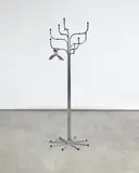 Fritz Hansen, Garderobenständer "Coat Tree" mit acht Armen, Stahlrohr, verchromt, schwarzer Kunststoff