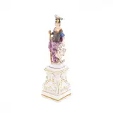 Figur der Athena auf Sockel by Meissen, 18.Jh, Porzellan, farbig staffiert, gold akzentuiert, sold May 2024