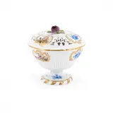Kleine Terrine mit Rosenknauf und Vogelkartuschen by Meissen, Um 1775/80, Porzellan, farbig staffiert, gold dekoriert, sold May 2024