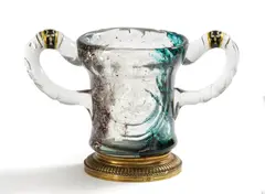 Früher Doppelhenkelpokal mit Pulvereinschmelzungen und Jagdgravur by Émile Gallé, 1882-1895, Als Fuß eine Bronzemontierung mit tordiertem, sold May 2024