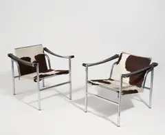 Cassina, Zwei Armlehnsessel "LC1", Entwurf 1928, Verchromter Stahl, Kuhfell, Leder u.a