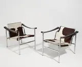 Cassina, Zwei Armlehnsessel "LC1", Entwurf 1928, Verchromter Stahl, Kuhfell, Leder u.a