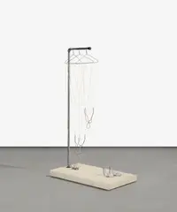 Claes Oldenburg, "Ghost Wardrobe for M. M.", 1967-1983, Garderobe, Bügel, Schnüre, Schuhe (Metall, Nägel und Beton), Drähte