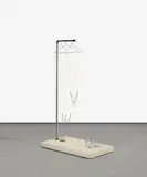 Claes Oldenburg, "Ghost Wardrobe for M. M.", 1967-1983, Garderobe, Bügel, Schnüre, Schuhe (Metall, Nägel und Beton), Drähte