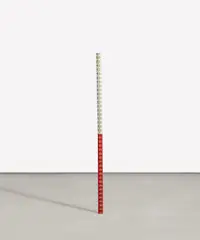 Thomas Bayrle, Ohne Titel (Glückskleedosenturm), 1969, 40 Milchdosen, übereinander montiert