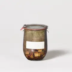Tony Conrad, Pickled E.K, 2006, Filmstreifen und Flüssigkeit, in Weckglas mit Etikett