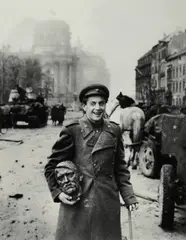 Yevgeny Khaldei, Dolmatovski mit Hitlerbüste, 1945, Canson Fine Art Print