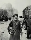 Yevgeny Khaldei, Dolmatovski mit Hitlerbüste