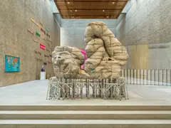 Justin Matherly, New Beaches, 2012, Gehhilfe, Beton, Sprühfarbe