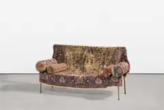 Franz West, Prototyp der Auditorium-Diwane, 1991, Stahl, Schaumstoff, Pappe, Teppich