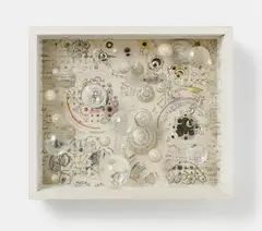 Mary Bauermeister, "Needless Needless Memories", 1963-64/1983, Linsen und bemalte bzw. beschriftete Holzobjekte auf Glasscheiben vor Kopie einer Tuschezeichnung auf Papier (nachträglich coloriert), in Kastenrahmen