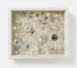 Mary Bauermeister, "Needless Needless Memories", 1963-64/1983, Linsen und bemalte bzw. beschriftete Holzobjekte auf Glasscheiben vor Kopie einer Tuschezeichnung auf Papier (nachträglich coloriert), in Kastenrahmen