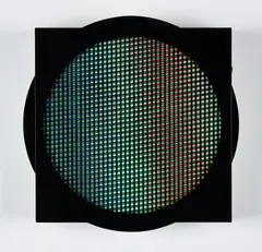 Chromointerférence Manipulable by Carlos Cruz-Diez, 1989, Farbserigrafie auf zwei übereinanderliegenden Plexiglasscheiben, auf Aluminium montiert, sold Oct 2024