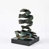 Eunwha Kim-Kilian, Hülle (nach M.C. Escher), 1998, Bronze, braun und teilweise grün patiniert, teilweise poliert. Auf Granitsockel