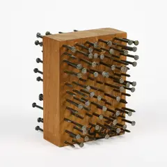 Günther Uecker, Kleines Objekt, 2001, Nägel, beidseitig in einen Holzklotz geschlagen