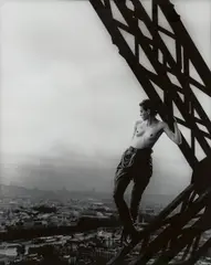 Peter Lindbergh, Mathilde on Eiffel Tower, 1989. Späterer Abzug, Gelatinesilberabzug