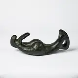 Anton Räderscheidt, Liegende, Bronze, dunkelbraun und teilweise grün patiniert
