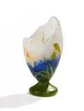Daum Nancy, Kleine asymmetrische Pokalvase mit Narzissen, Um 1905, Farbloses Glas mit weißen, zitronengelben und dunkelblauen Pulvereinschlüssen
