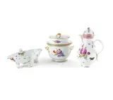 Meissen, Sauciere mit Maskarons, Kaffeekanne und Eisgefäß mit Blumendekoren, Porzellan, farbig staffiert, gold akzentuiert