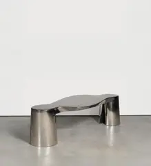 Ron Arad, Two Legs and a Table, 1991 (Entwurf), Hochglanzpolierter Edelstahl mit patinierter Weichstahloberfläche