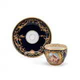 Kpm, Tasse und Untertasse mit kobaltblauem Fond und Amoretten, 20. Jh, Porzellan, farbig staffiert, gold relifiert