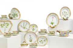 Royal Copenhagen, 67 Teile aus einem "Flora Danica" Kaffee- &amp; Mokkaservice, Porzellan, farbig staffiert, gold dekoriert