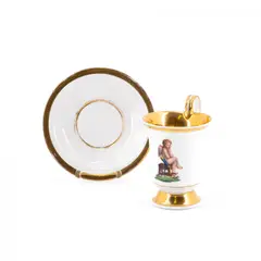 Tasse und Untertasse mit grübelndem Amor by Kpm, 19./20. Jh, Porzellan, farbig staffiert, gold grundiert, sold Nov 2024