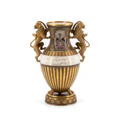 Jubiläumsvase anlässlich des Besuchs des Sha von Persien by Hutschenreuther, Porzellan, farbig staffiert, reich gold dekoriert, sold Nov 2024