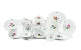 Großes Speiseservice mit Blumendekor und Korbrand by Meissen, Porzellan, farbig staffiert, sold Jan 2025