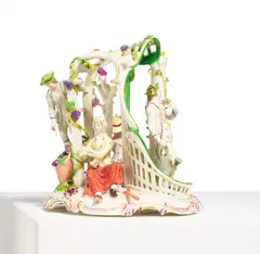 Ludwigsburg, Figurengruppe unter Gartenlaube als Allegorie der vier Jahreszeiten, 1762-1793, Porzellan, farbig staffiert