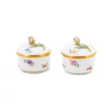 Zwei kleine Dosen mit Streublümchen by Meissen, Porzellan, farbig staffiert, sold Jan 2025