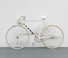 Saâdane Afif, L'André, 2007/10, Rennrad, weiß und farbig lackiert