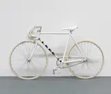 Saâdane Afif, L'André, 2007/10, Rennrad, weiß und farbig lackiert