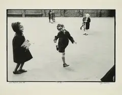Jürgen Schadeberg, School Playground, London 1968, 1968/2008, Gelatinesilberabzug auf Barytpapier