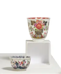 Teebecher mit Tischchendekor und Koppchen mit Kakiemondekor by Meissen, Um 1730/40 bzw. 1774, Porzellan, unterglasurblau dekoriert und farbig staffiert, teilweise gold dekoriert, sold Nov 2024