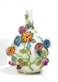 Enghalsvase mit aufgelegten Blüten, Ranken und Insekten by Meissen, 18. Jh, Porzellan farbig und sparsam gold staffiert, sold May 2025