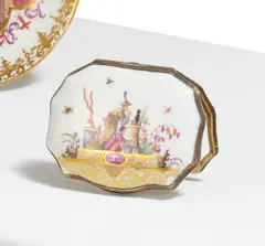 Deckel zu einer Schnupftabakdose mit Höroldtchinoiserien by Meissen, Um 1725/30, Porzellan, farbig staffiert, gold dekoriert, sold Nov 2024
