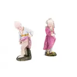 Höchst, Paar aus "ungeniertem Chinesenknaben" und "Chinesenmädchen mit Fächer", 1763-1796, Porzellan, farbig staffiert, gold dekoriert