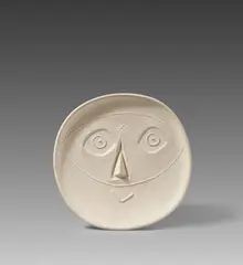 Pablo Picasso Ceramics, Head with Mask und Faun's Little Head, 1956, Weißes Steingut, rückseitig partiell farbig gefasst und glasiert