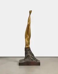 Bruno Bruni, La Onda, 1991, Bronze, braun patiniert, teilweise poliert. Marmorsockel
