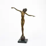 Bruno Bruni, Fortuna, 2003, Bronze, braun patiniert, teilweise poliert. Sockel aus Diabas-Naturstein