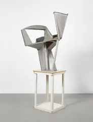 Thomas Kiesewetter, Ohne Titel (Silver), 2003, Blech, vernietet, verschraubt und geschweißt und Holzsockel