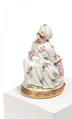 Meissen, Seltene Porzellandose in Form eines sitzenden Türken, Um 1750, Porzellan, farbig staffiert, gold dekoriert. Kupfermontierung, vergoldet