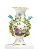 Kleine Vase mit plastischen Blumen und Watteauszene by Meissen, 18. Jh, Porzellan, farbig und gold staffiert, sold May 2025