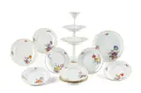 Meissen, Etagere, neun Teller und große Platte mit Blumendekor, Porzellan, farbig staffiert