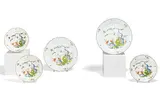 Zwei große runde Schüsseln und vier flache Teller mit Kakiemondekor 'Drei Freunde' by Meissen, 18. Jh, Porzellan, farbig staffiert, gold dekoriert, sold May 2025