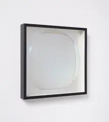 Adolf Luther, Ohne Titel, 1971, Semitransparenter Konvexspiegel über silberfarbenem Karton. Unter silberfarbenem Karton. In Objektkasten