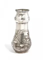 Tiffany & Co., Vase mit Chrysanthemen und Libellen, 1907-1947, Silber